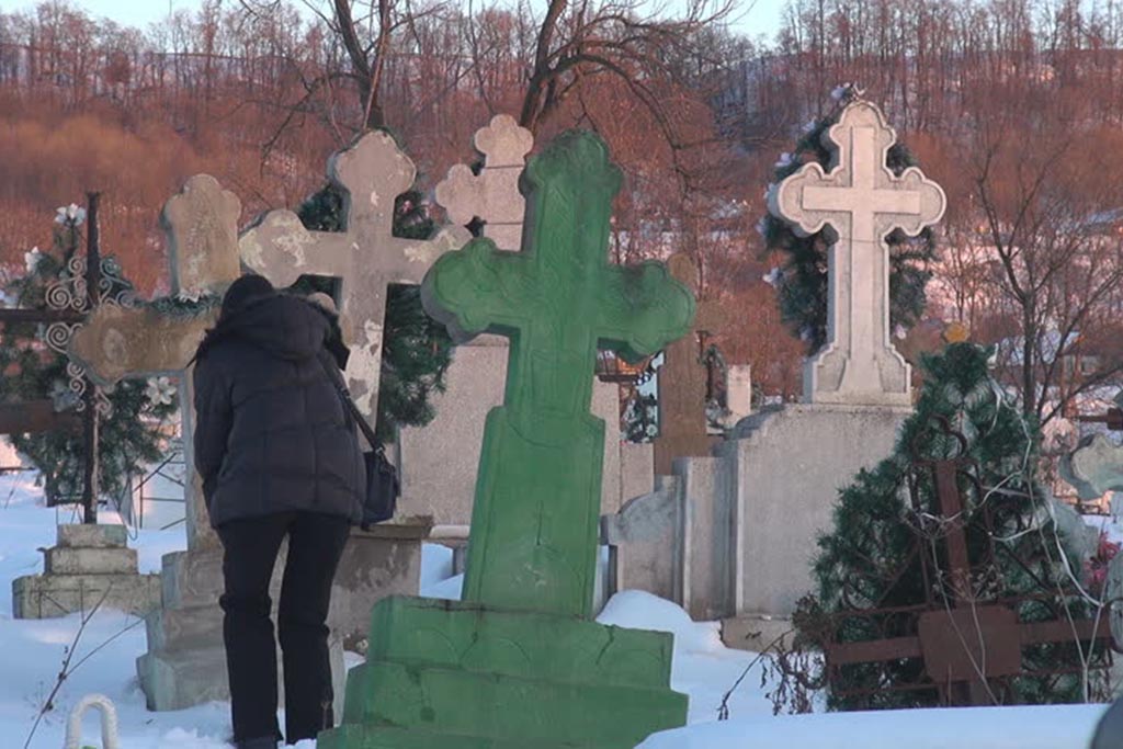 Могильные иглы. Подклад на кладбище. Порча на землю кладбищенскую. Подклад на кладбище. Пасха на кладбище.