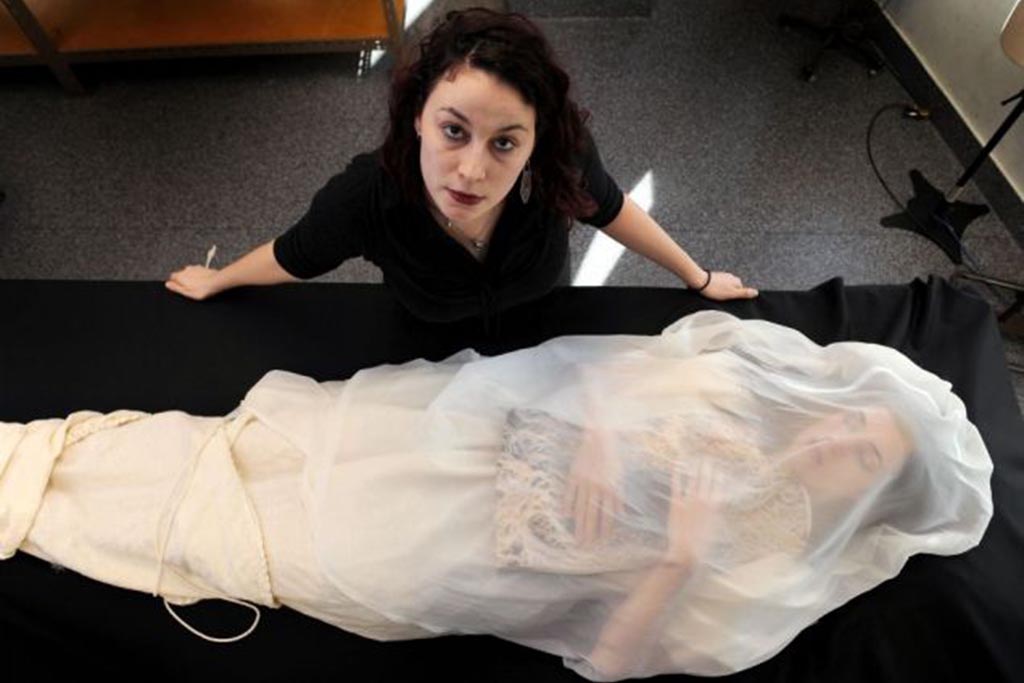 Роется в вещах. Умерший дает одежду. Можно ли надевать очки покойного. Одежда для покойника. Роется в вещах.