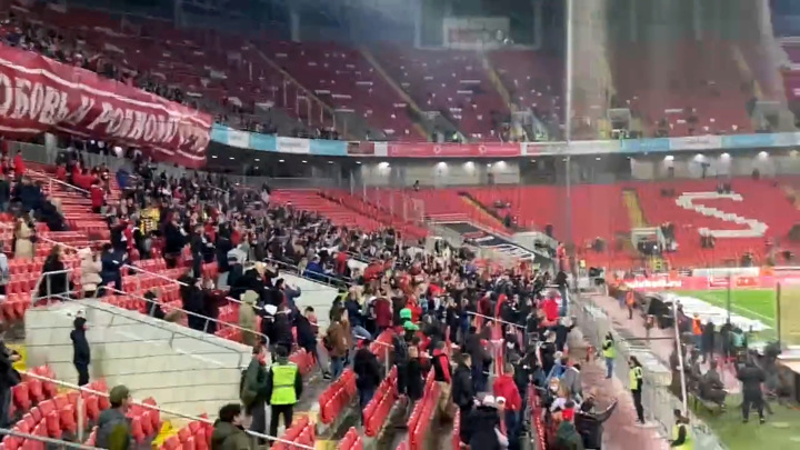 Футболисты спартака почтили память. Давка болельщиков спартака. Давка болельщиков спартака. Трагедия 1982 года в лужниках. Фанаты спартака гиф.